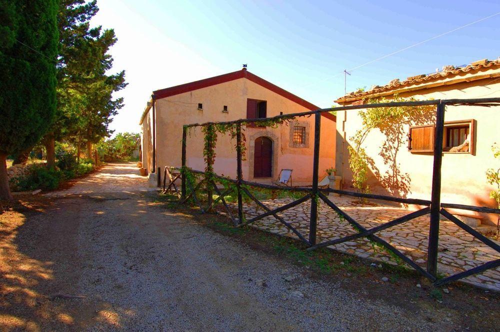 Agriturismo Terra Di Pace Noto Exterior foto